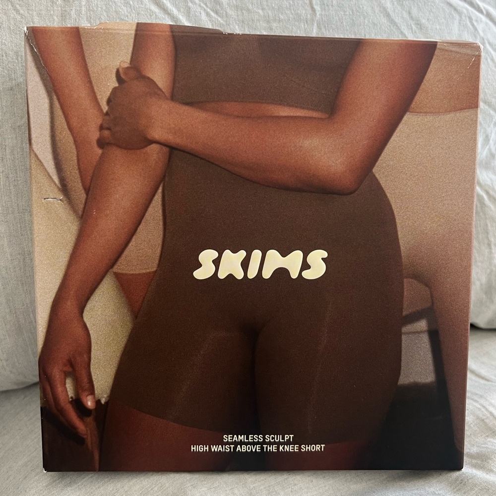 Never Worn Skims Seamless Sculpt Shorts size small color sand